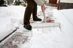 Påfrestande snöskottning åtar vi oss gärna